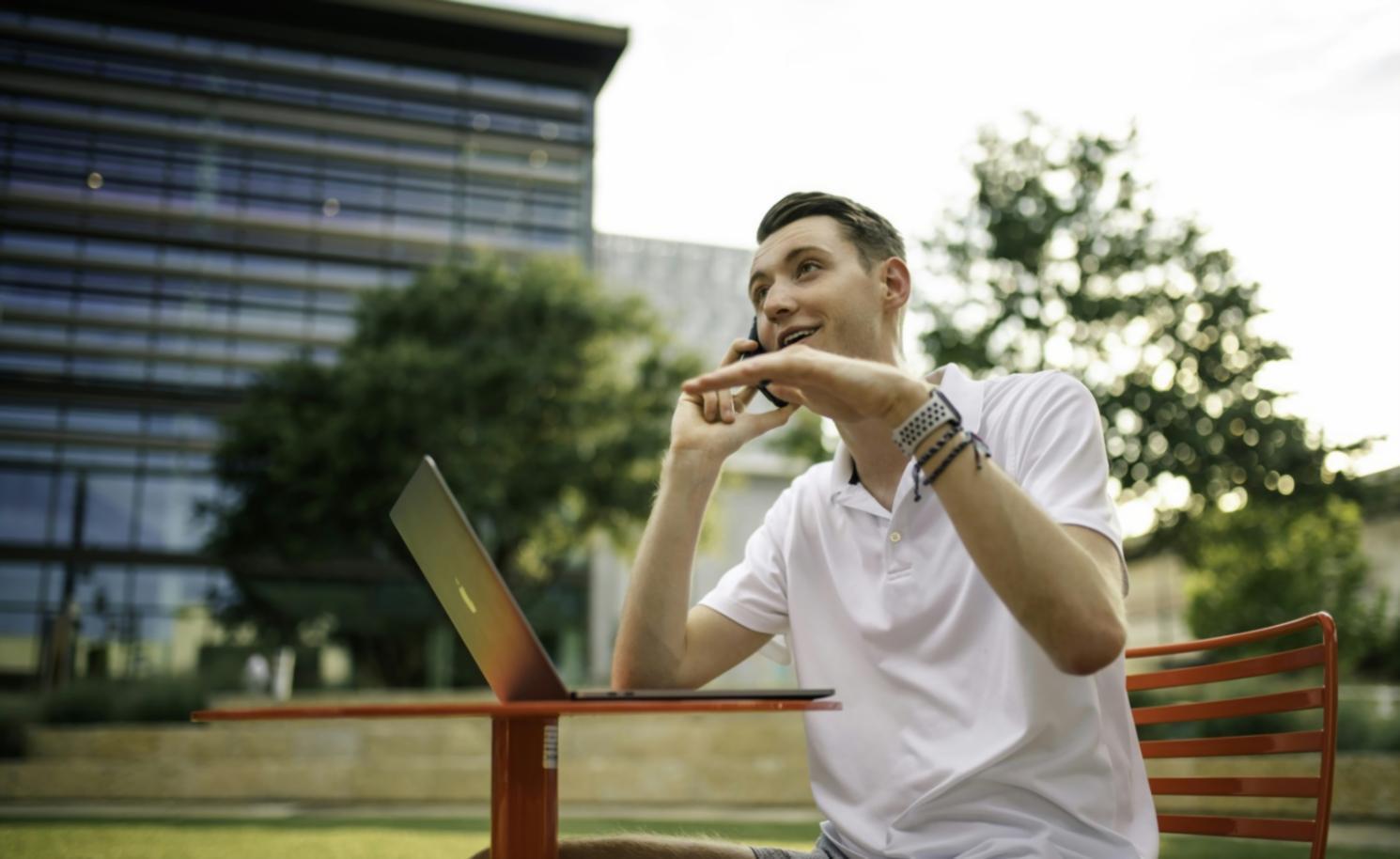 Espace de travail professionnel avec équipement informatique moderne
