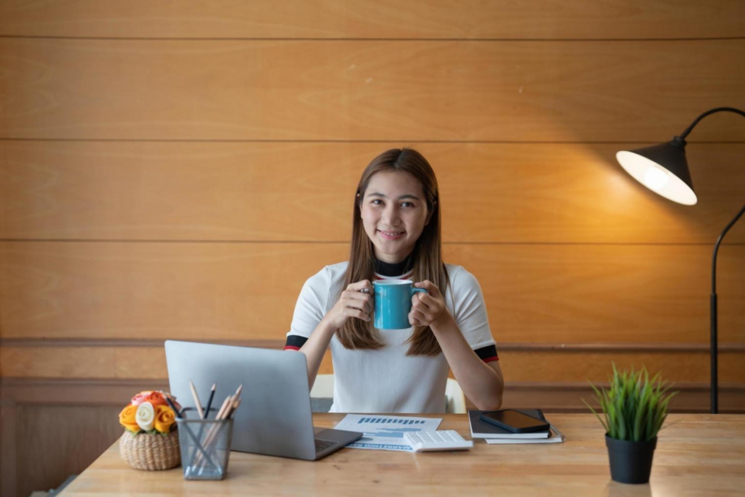 Salle de formation avec équipements informatiques modernes pour les ateliers pratiques